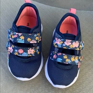 NWOT Carter’s Girls Toddler Size 5 Light Up Shoes